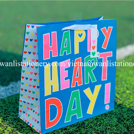 030220-30 LG HPY HRT DAY BAG